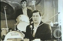 Анатолий Соловей и Алексей Гришков (за барабанами)